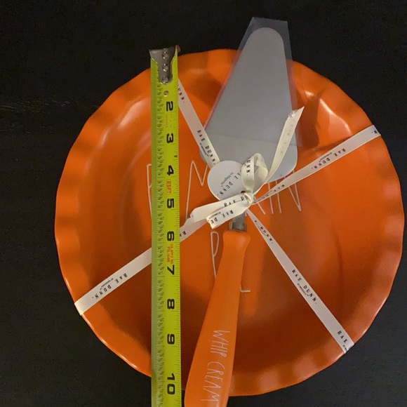 Rae Dunn Pumpkin Pie 10” Plate with Server New - Picture 7 of 7